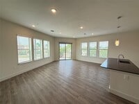 Building Photo - 641 W Crosstimbers St