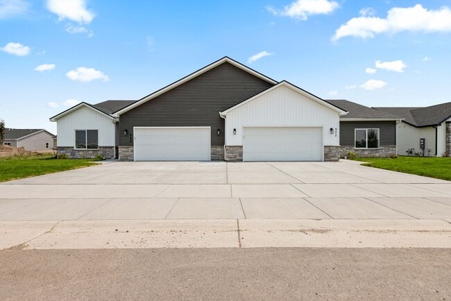 Building Photo - AWESOME 3 Bed 2 Bath Twin home in Sugar city