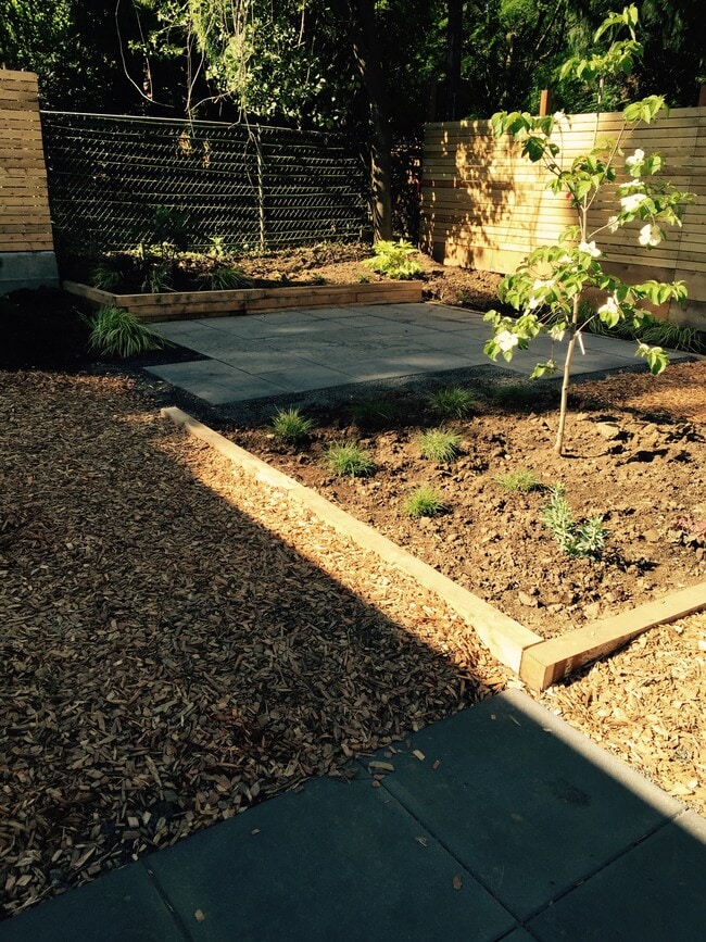 Fully fenced, private yard, quiet alley - 6205 NE 30th Ave