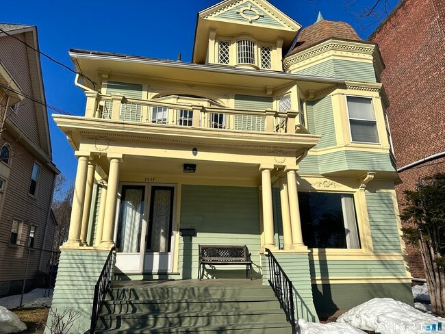 Building Photo - 1537 Chapel St