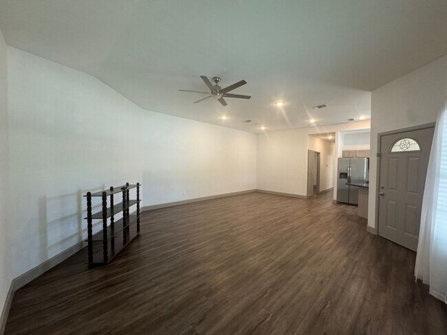 Building Photo - 2 Bed 2 Bath Town Home Available