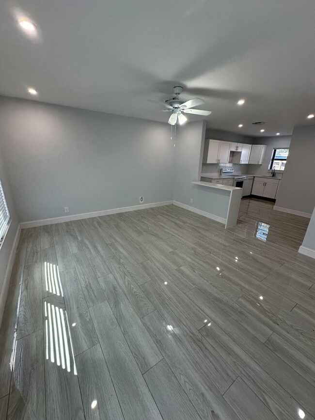 Building Photo - 122 SW 12th Ave