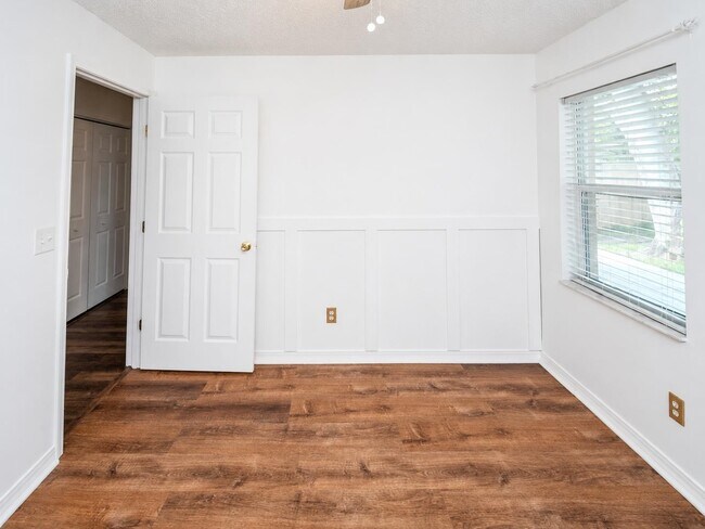 Building Photo - 405 Island View Cir