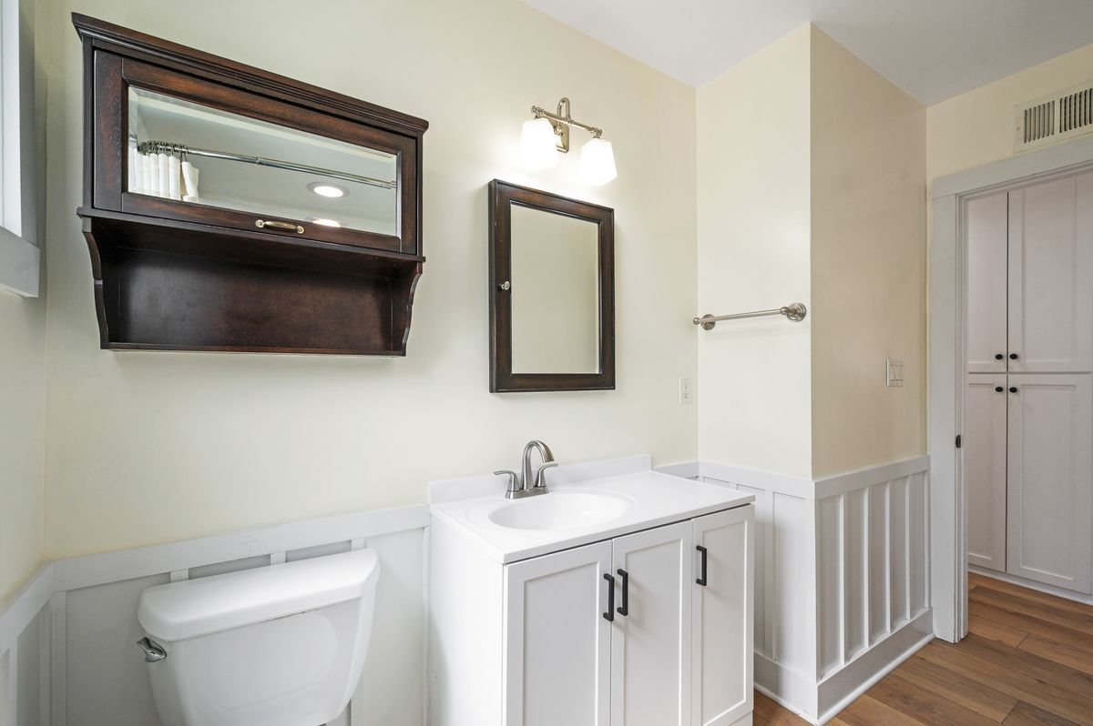 Building Photo - 413 N Paulina Ave