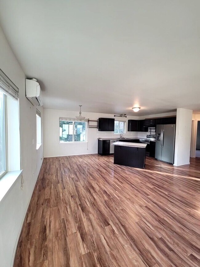 Building Photo - Large 4 Bed Split, Available Now! Pets Okay!