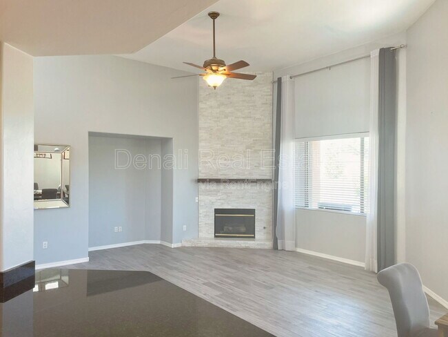 Building Photo - 8069 N Painted Feather Dr