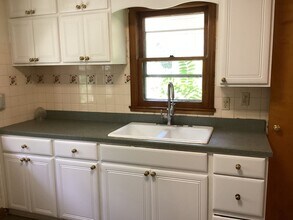 Building Photo - 3 Bedroom Single Family Home