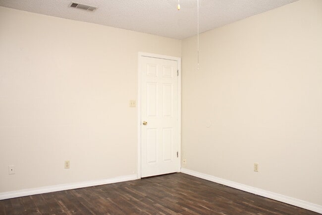 Building Photo - Spacious 4-Bedroom, 2-Bath Brick Home with Vaulted Ceilings, Fenced Yard, and Large Patio