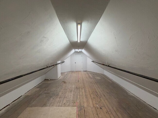 Building Photo - 129 Kenoza Ave