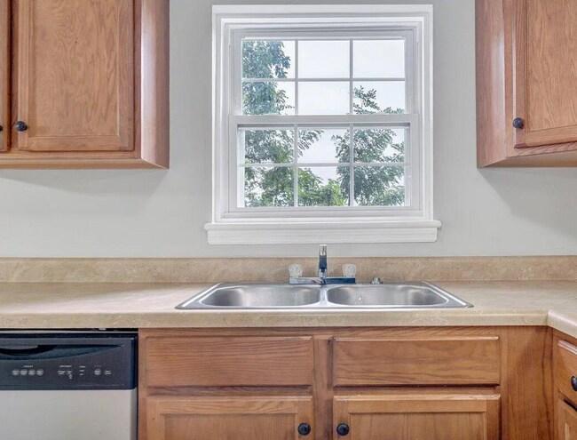 Building Photo - 1702 Elbert Dr