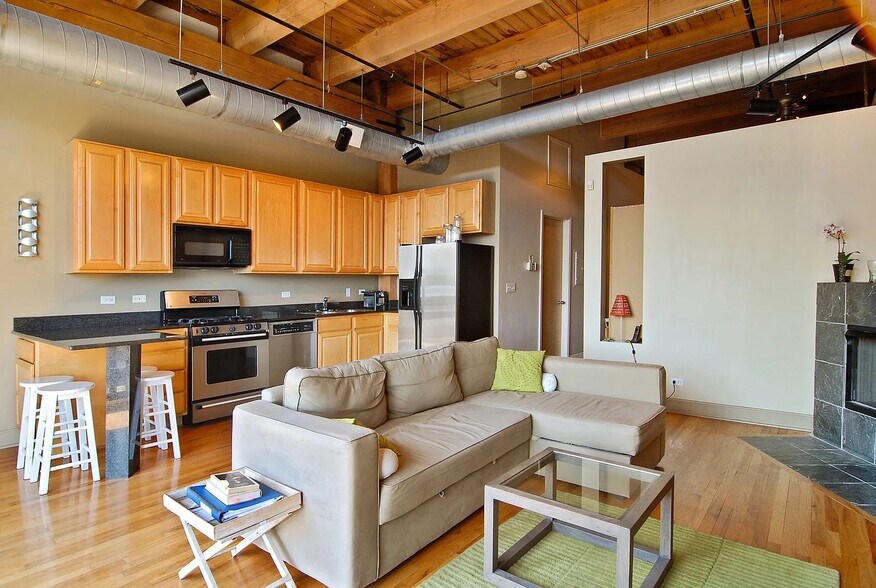 Building Photo - 2735 W Armitage Ave