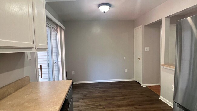 Building Photo - 5808 Waterdale Ct