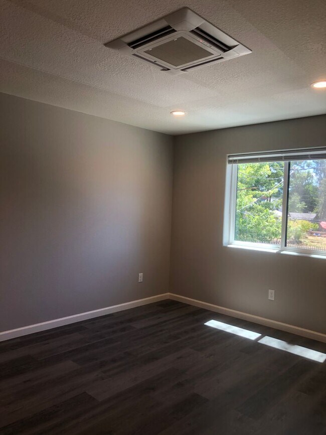 Building Photo - 2243