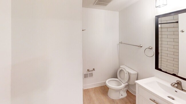 Building Photo - 331 E Ann St