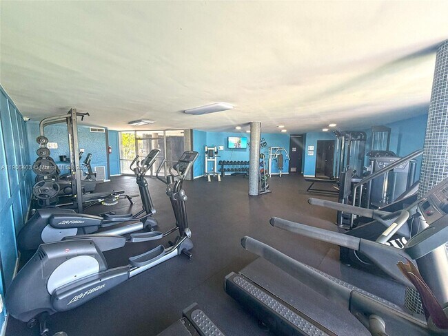 Building Photo - 879 NE 195th St