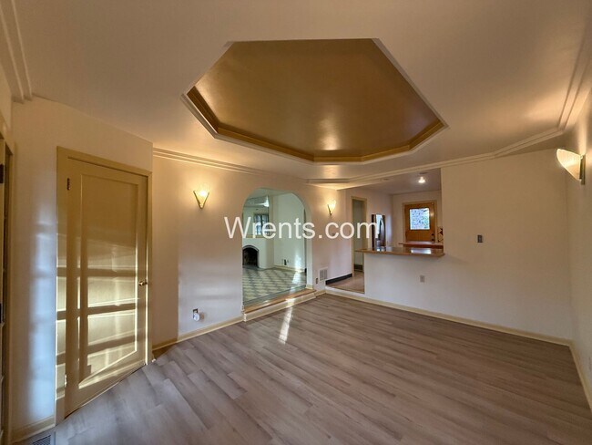 Building Photo - Stunning South Hill Home