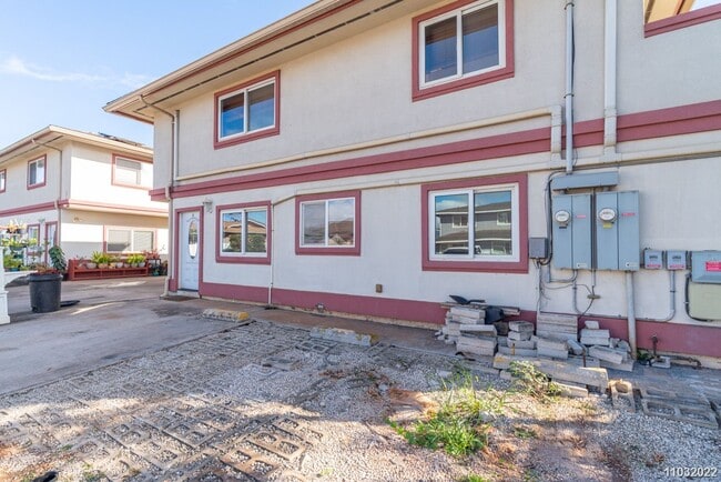 Building Photo - Available Now! Updated 3BR/2BA/2PKG unit i...