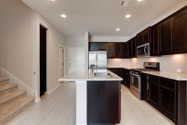 Building Photo - 13800 Lyndhurst St