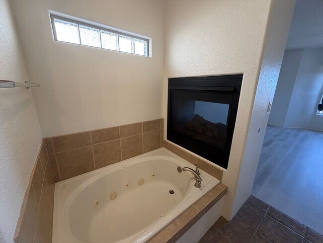 Building Photo - 3-Bedroom House!