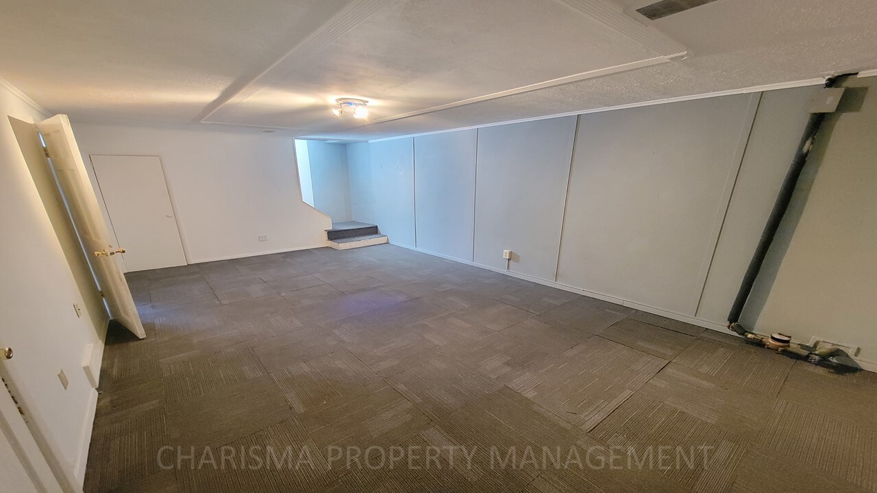 Building Photo - 700 S Hawthorne Ave