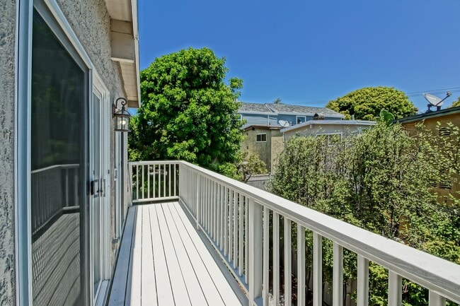 Building Photo - RECENTLY REMODELED, BRIGHT & AIRY 3BR2BA G...