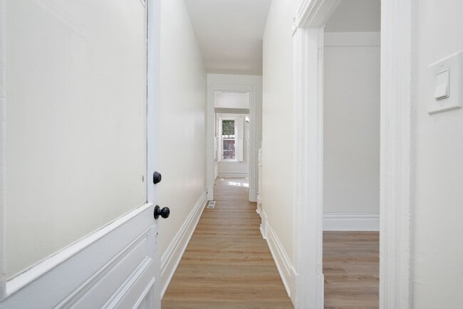 Building Photo - 3 bed 2 bath - fresh updates, central air,...