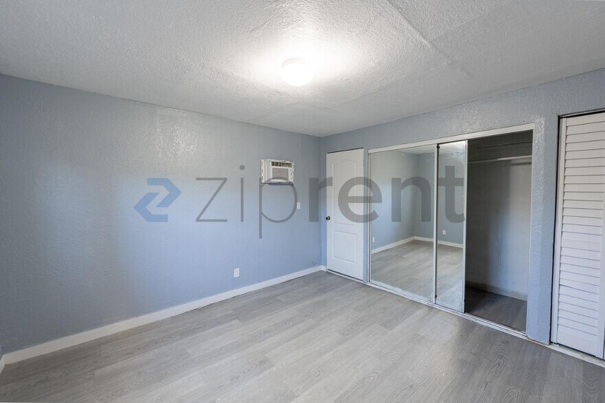 Building Photo - Unit