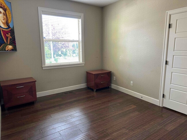 Building Photo - 16138 NE Wasco Ct
