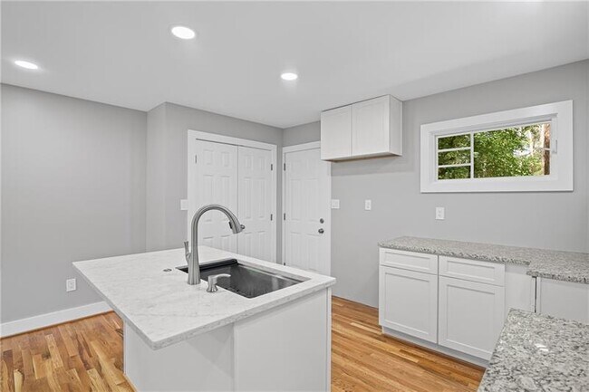 Building Photo - 2889 Macon Dr SE