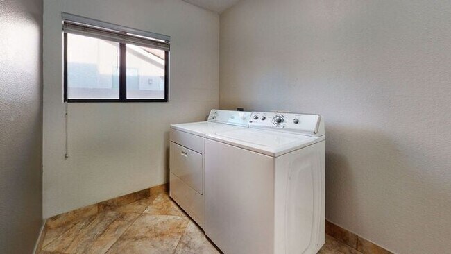 Building Photo - Very nice single level home