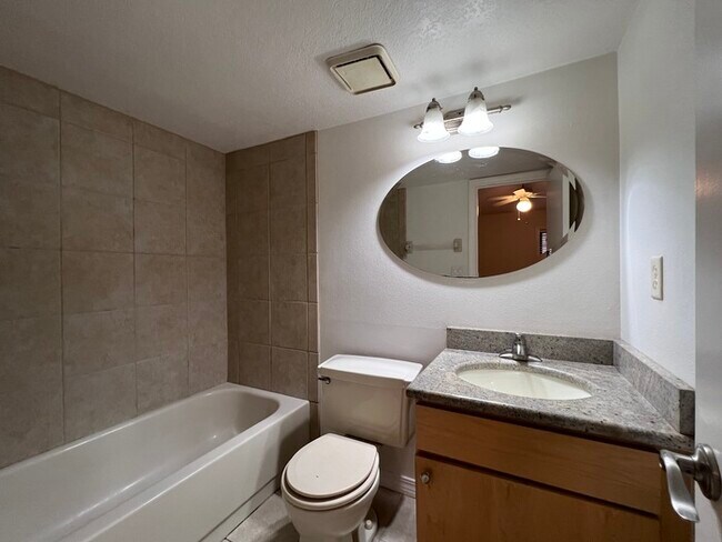 Building Photo - Beautifully updated 2 bedroom 2 1/2 baths ...