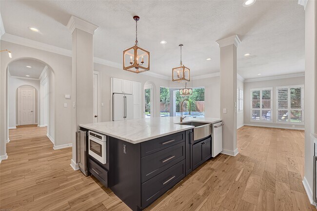 Building Photo - 15222 Hilltop View Dr