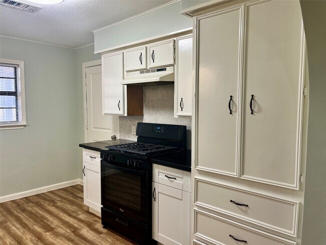 Building Photo - 1407 14th Ave N