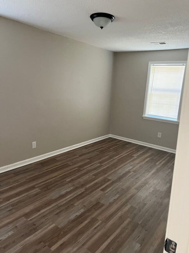Building Photo - 4 Success is now offering this cute 3bd/2b...
