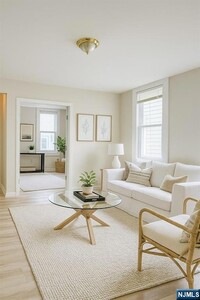 Building Photo - 458-460 Leslie Street Unit 2L