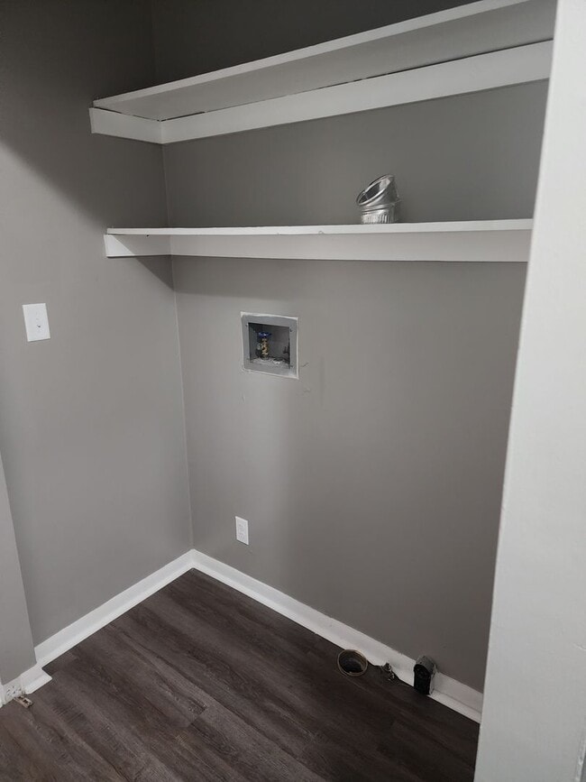 Building Photo - Newly updated 2 bedroom 1.5  bath
