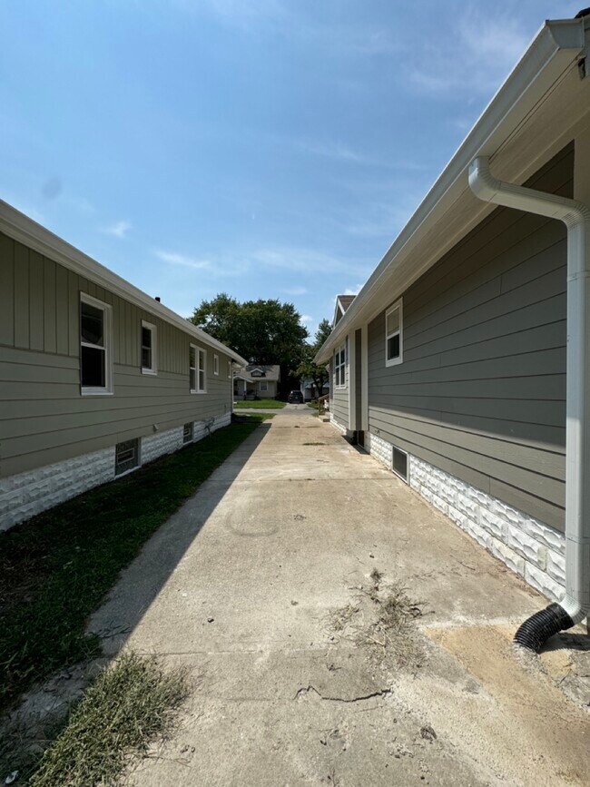 Building Photo - 951 N Bradley Ave