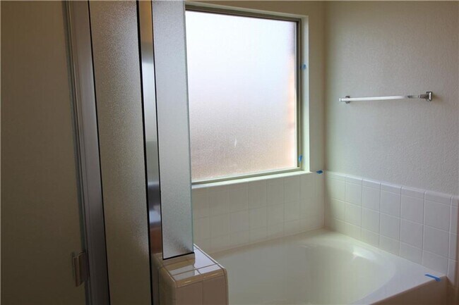 Building Photo - Beautiful one story brick home!