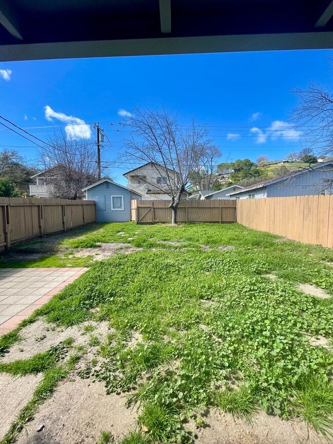 Building Photo - 615/621 Vine