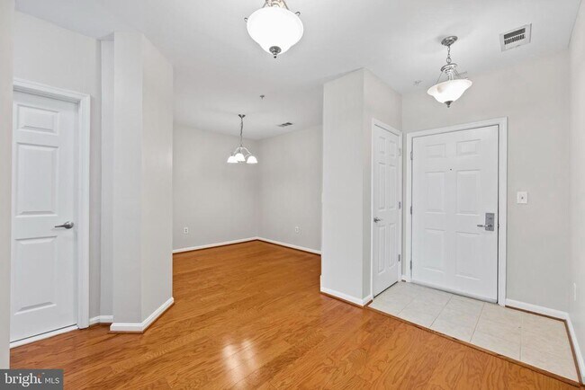 Building Photo - 801 S Greenbrier St