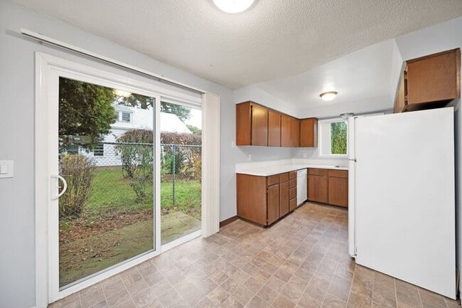 Building Photo - Recently upgraded 3 Bedroom! Washer/Dryer in unit!, Great Location! $500.00 Deposit OAC*!!