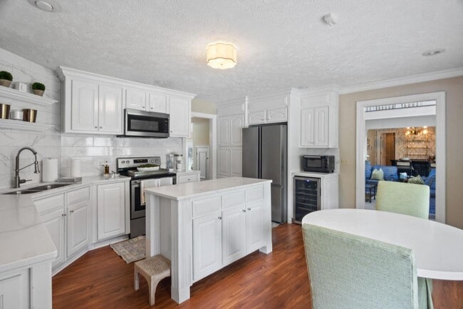 Building Photo - 132 Cherry Hills Dr
