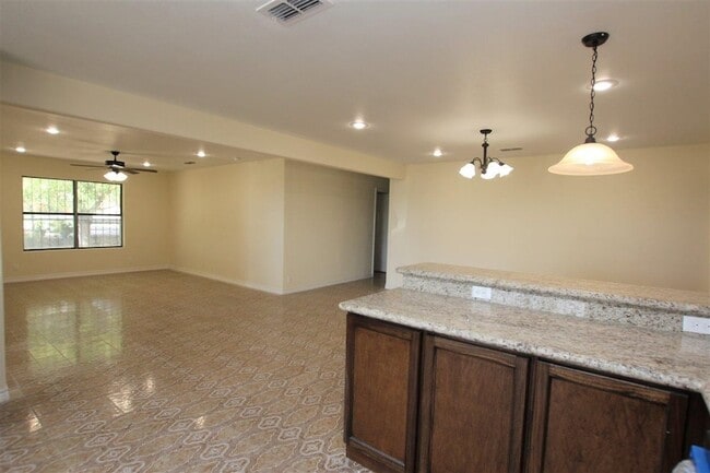 Building Photo - 4605 S Zapata Hwy