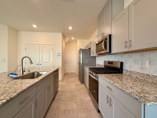 Building Photo - NEVER LIVED IN 4 BED 2.5 BATH 2 CAR GARAGE SINGLE FAMILY HOME FOR RENT!