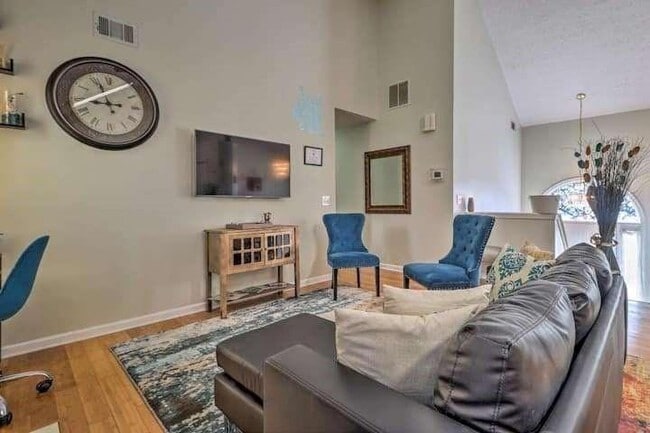 Building Photo - 483 Oak Dr SE