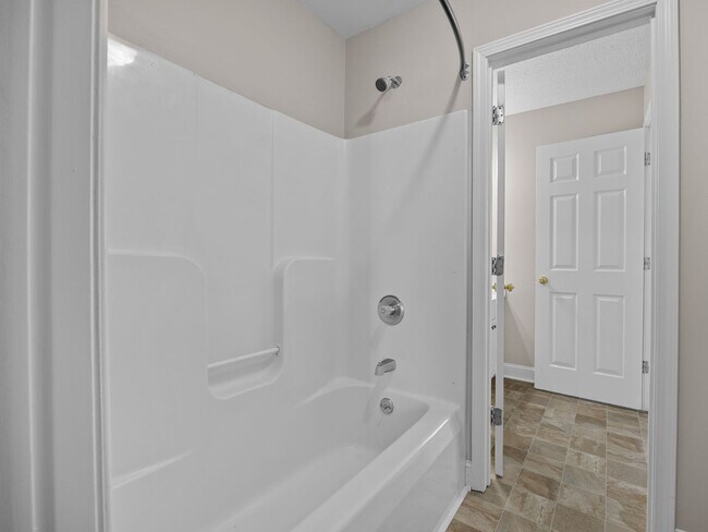 Building Photo - Freshly Renovated 2 BR, 2.5 BA Townhome Ce...