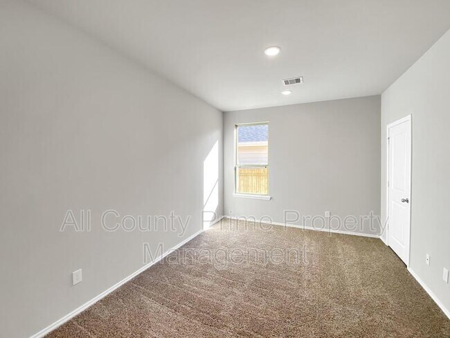 Building Photo - 13063 Clear View Dr