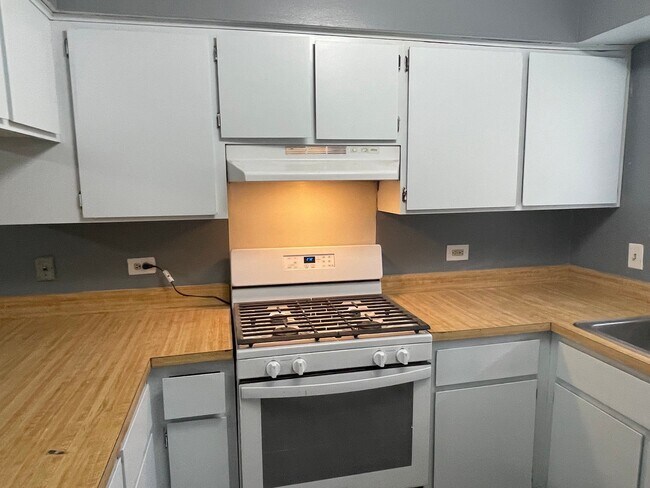 Building Photo - 443 E 192nd St