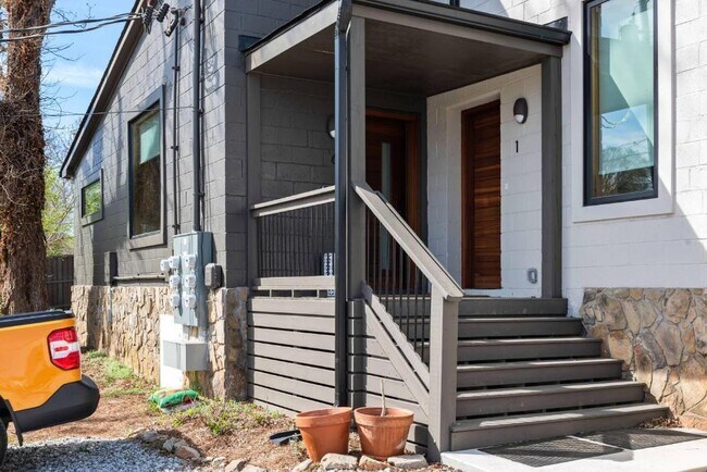 Building Photo - 955 Wylie St SE