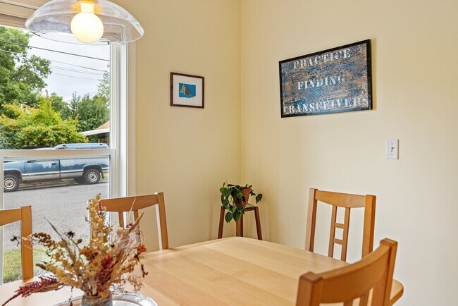 Building Photo - Fully Furnished Northside Bungalow Available for Month of August, 2026